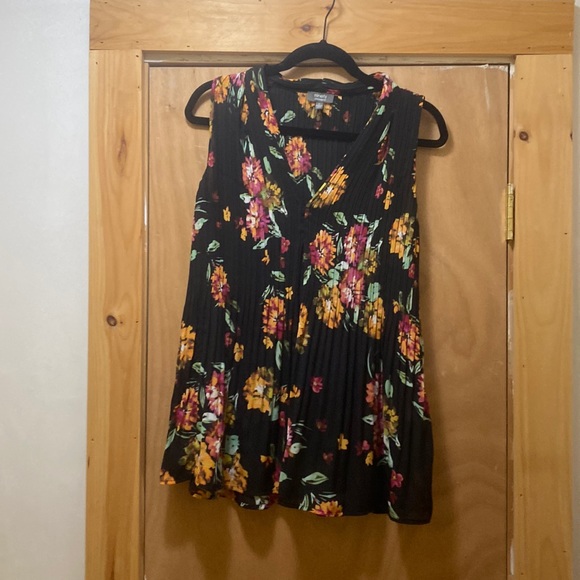 Sleeveless V-neck flowy Top - floral - Picture 1 of 5